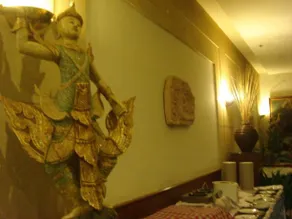 Hotel Manhattan Pathumthani - Image 2