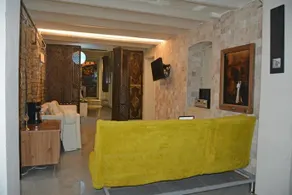 Kaboom Showroom & Guesthouse - Image 3