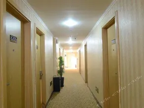 Super 8 Plus Hotel (Beijing Tiananmen Square Qianmen Pedestrian Street) - Image 4