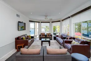 Broadbeach Waterfront Holiday House - Image 3