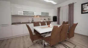 Red Sunset Apartments - Image 3