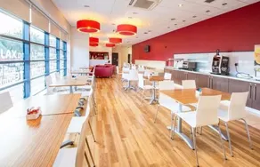 Travelodge Aylesbury Hotel - Image 5