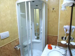 Twin Towers Rooms - Image 5