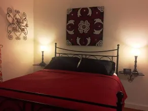 Los Angeles-Valley Suburb Retreat - Image 2