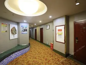 GreenTree Inn ChongQing Yuzhong LiangLuKou Subway Station Express Hotel - Image 3