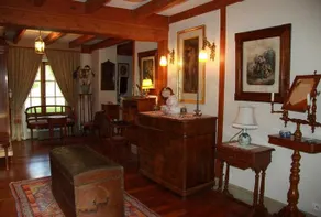 Manoir Montdidier Burgundy - Image 3