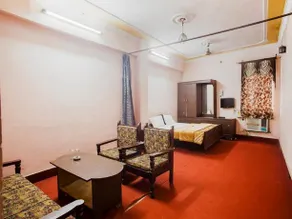 OYO Townhouse 402 Hotel Santosh Palace - Image 1