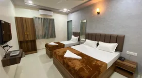 Hotel Divine - Image 2