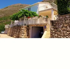 Seven Seas Apartments - Image 2