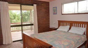 31 Bombala Crescent - Two Storey Home With Covered Outdoor Deck Fully Fenced Backyard Pet Friendly - Image 5