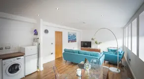 Gordon Moon Suites Bolton Centre Apartments - Image 3