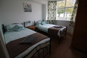 Cardiff Holiday Homes Park Avenue Apartments - Image 4