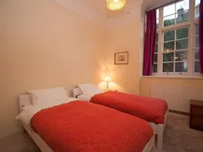 Veeve 3 Bed House With Parking Communal Gym Pool Vauxhall - Image 2