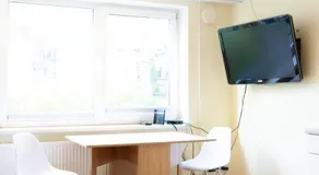 Bright studio with FREE PARKING and SELF CHECK-IN - Image 2