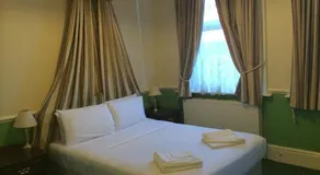 Hampton Court Palace Hotel - Image 3