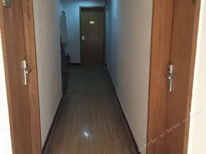 Qinglian Riverside Light Luxury Hostel - Image 4