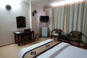 Maxims Hotel - Image 3