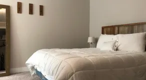 Updated + clean Motel Room at the base of Mt Hood! - Image 4