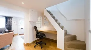 Bird Sisters Cottage with Free Parking - Image 2