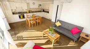 Luxurious Addenbrookes Apartment with Balcony & Parking & Sleeps 6 - Image 2