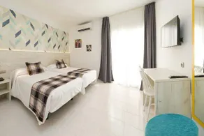 Hostal Residencia Roberto Playa - Image 2