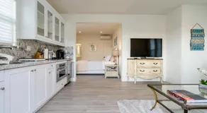 Private suite own entrance&kitchen - Image 3