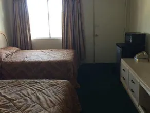 Lamplighter Motel - Image 5