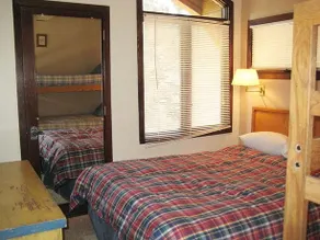 1 Quarto e Loft, dois banheiros completos, acomoda 6, dois níveis para desfrutar de suas férias Mammoth Lakes - Image 2