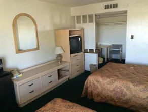 Lamplighter Motel - Image 4