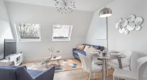 Stylish & Modern: Central Hitchin - with Parking - Image 4