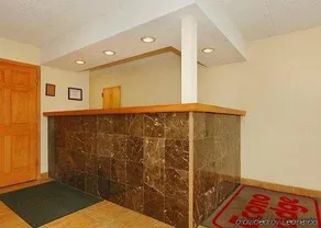 Americas Best Value Inn Moline - Image 4