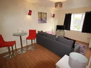 Cosy Central Apartment with Parking - Image 5