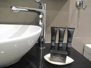 Modern 3 Bedroom Apt With FREE Parking, Netflix, Wifi & Welcome Wine by BnB Pro - Image 4