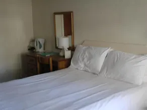 Quinns Hotel - Image 2