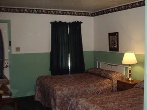 Budget Inn - Image 4