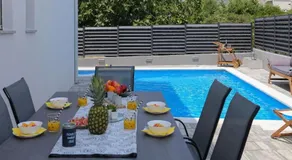 Holiday Home Grey Dream with Heated Pool - Image 4