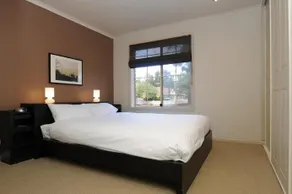 Feathers Serviced Townhouse - Image 3