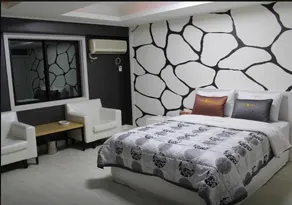 Venus Motel - Image 5