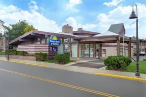 Days Inn & Suites Rhinelander - Image 4