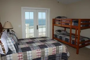 1 Ez Access 4 Bedroom Home by RedAwning - Image 5