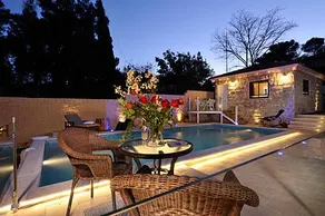Monro Boutique Suites - Image 5