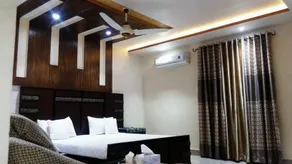 Grand Palace Hotel - Image 1