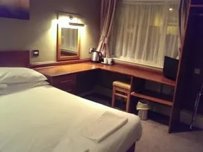 Red Lion Hotel - Image 4