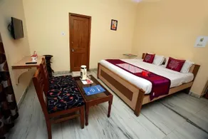 OYO Rooms Old Public Park - Image 2