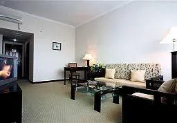 Jiang Bin Holiday Hotel - Image 4