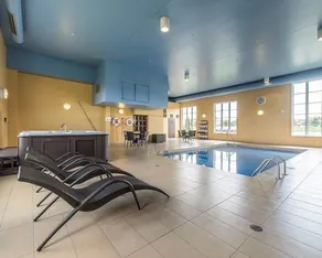 Comfort Inn & Suites - Image 4