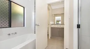 3 bedroom central home - Image 4