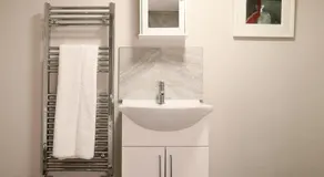 Spacious 2 Bedroom Cosy Apartment - Close to Station! - Image 5