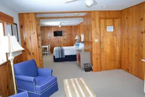 Buzz's Lakeside Inn - Image 4