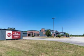Best Western Plus Portage Hotel & Suites - Image 2